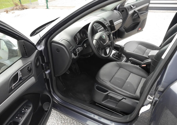 Skoda Octavia cena 24800 przebieg: 281485, rok produkcji 2011 z Ciechanów małe 277